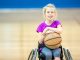 Rullstolsbunden flicka med basketboll