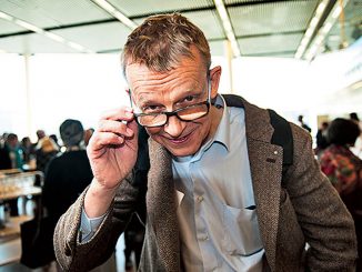 Hans Rosling tittar över glasögonen